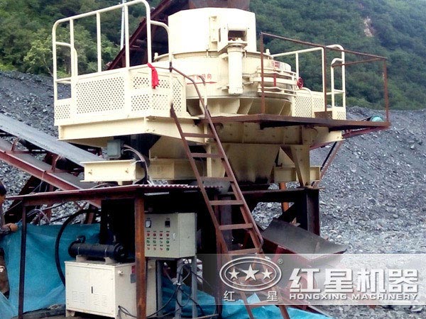 制砂機(jī)生產(chǎn)車(chē)間里存放的制砂機(jī)