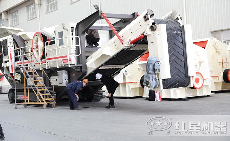 用戶(hù)來(lái)廠(chǎng)考察履帶式流動(dòng)沙機(jī)