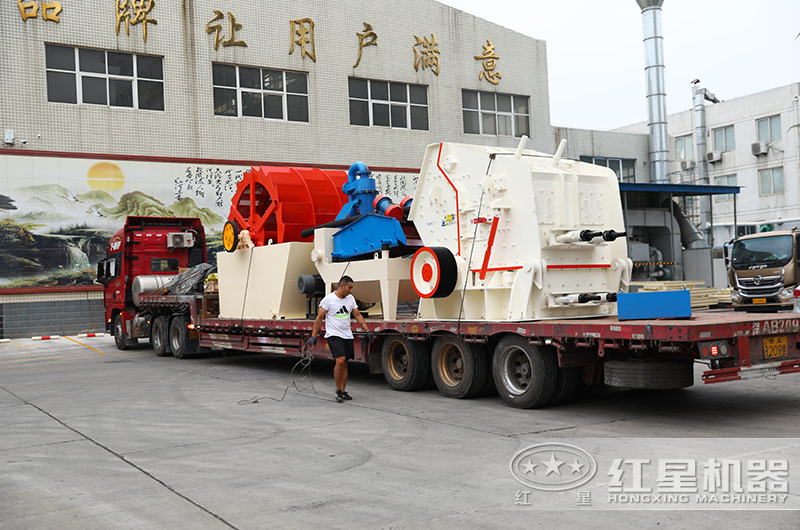 反擊式破碎機捆綁發(fā)貨現場