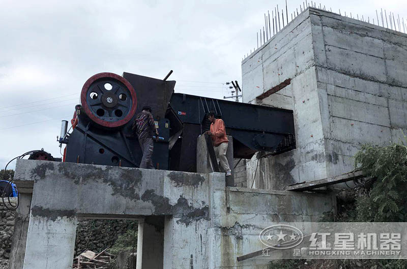 大型鱷式碎石機(jī)設(shè)備不同、型號不同、報價不同